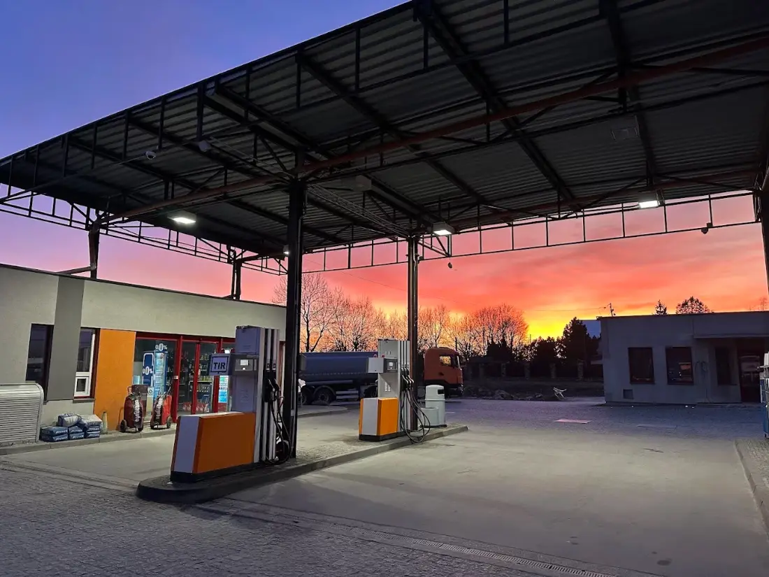Stacja paliw Petrabis przy ul. Ciosnowskiej 74E w Zgierzu